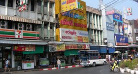 Here are the world's two closest 7-Eleven stores. What were they thinking when they opened the second one?